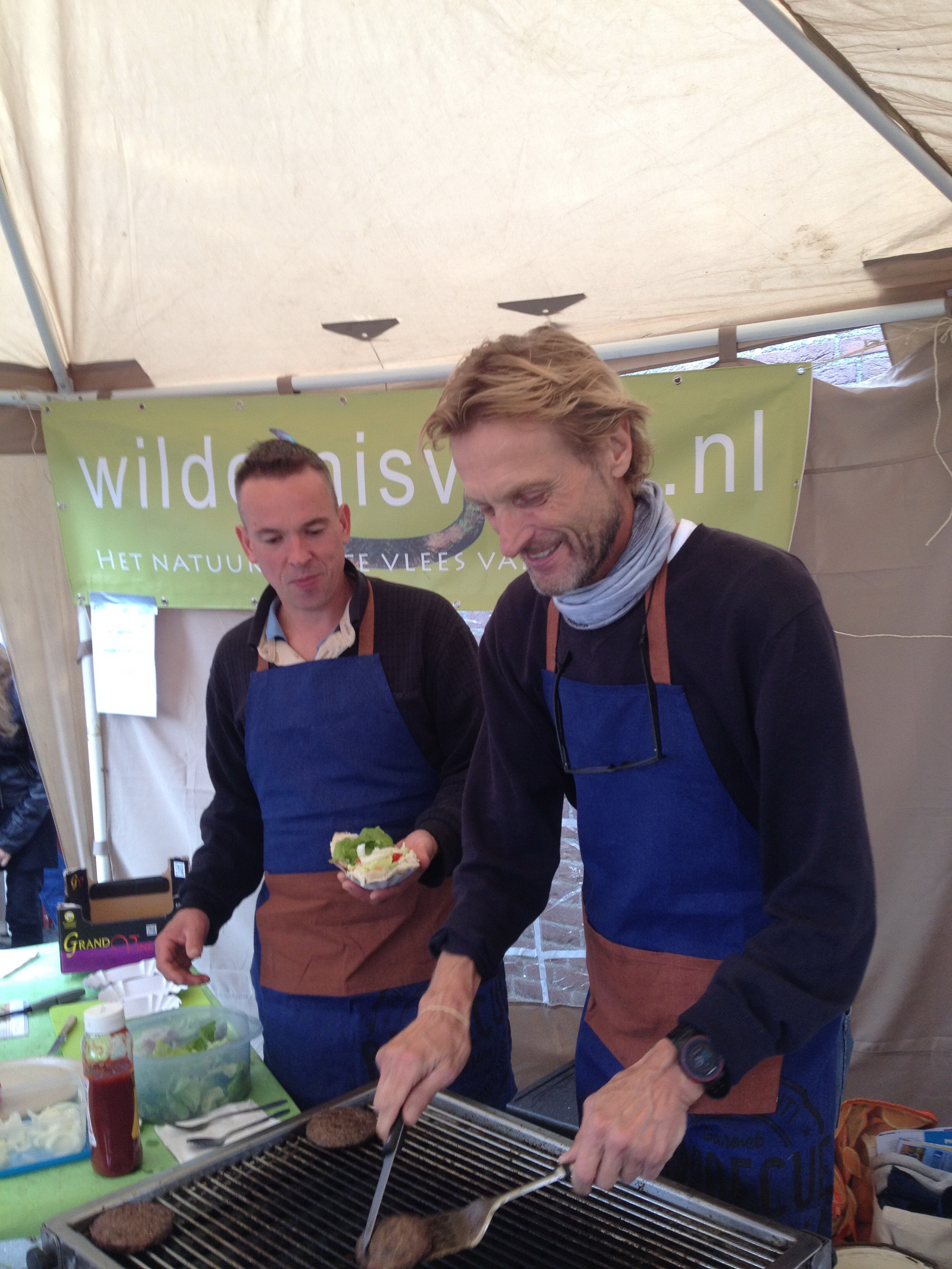Wildernisvlees biefburgers bakken dag van het kanaalpark